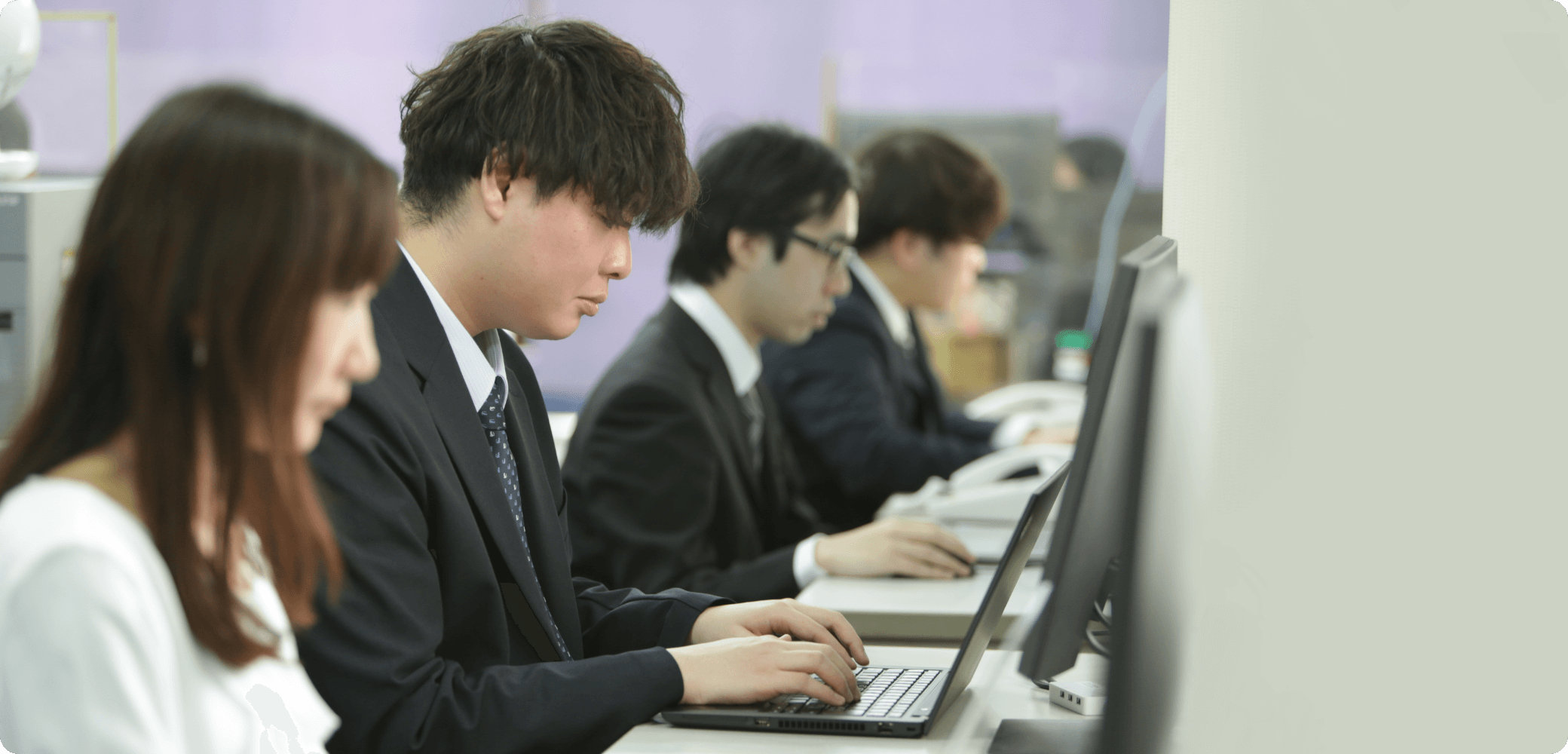 社員の作業中の風景