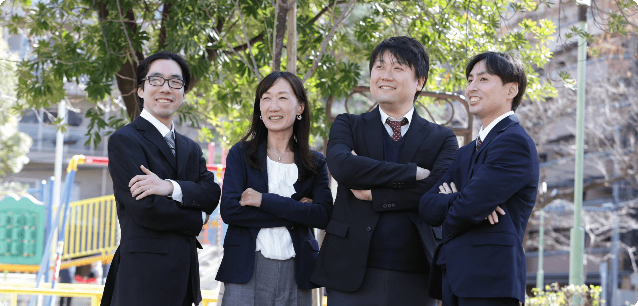 社員が公園で雑談している
