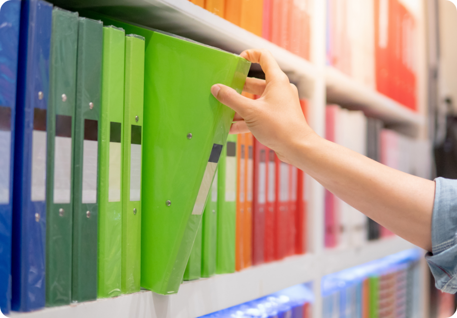 書庫にカラフルなファイルが並んでいる